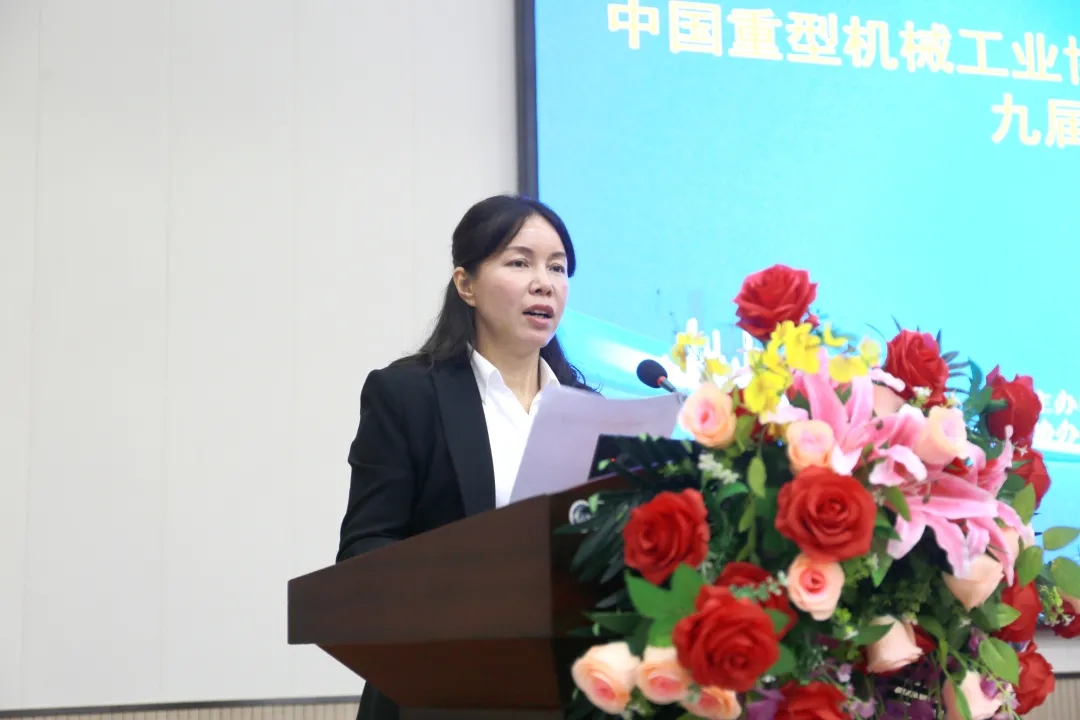 苗紅宣讀《關(guān)于表彰2019年度優(yōu)秀橋、門式起重機(jī)生產(chǎn)企業(yè)的決定》